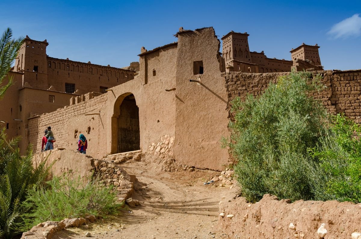 A narrow earthen lane with steps and a covered passage inside the ksar of Aït Ben Haddou