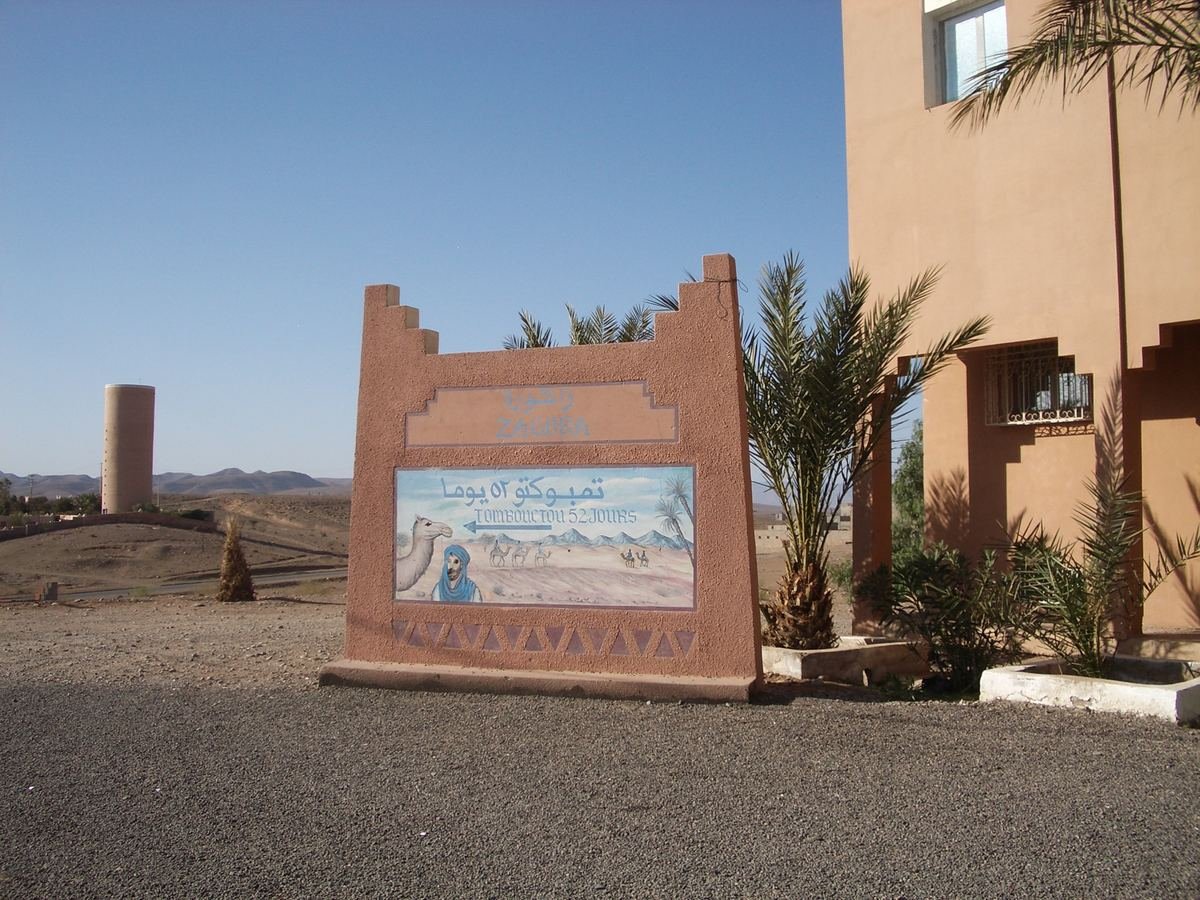 The Zagora sign showing a camel caravan and the words Tombouctou 52 jours
