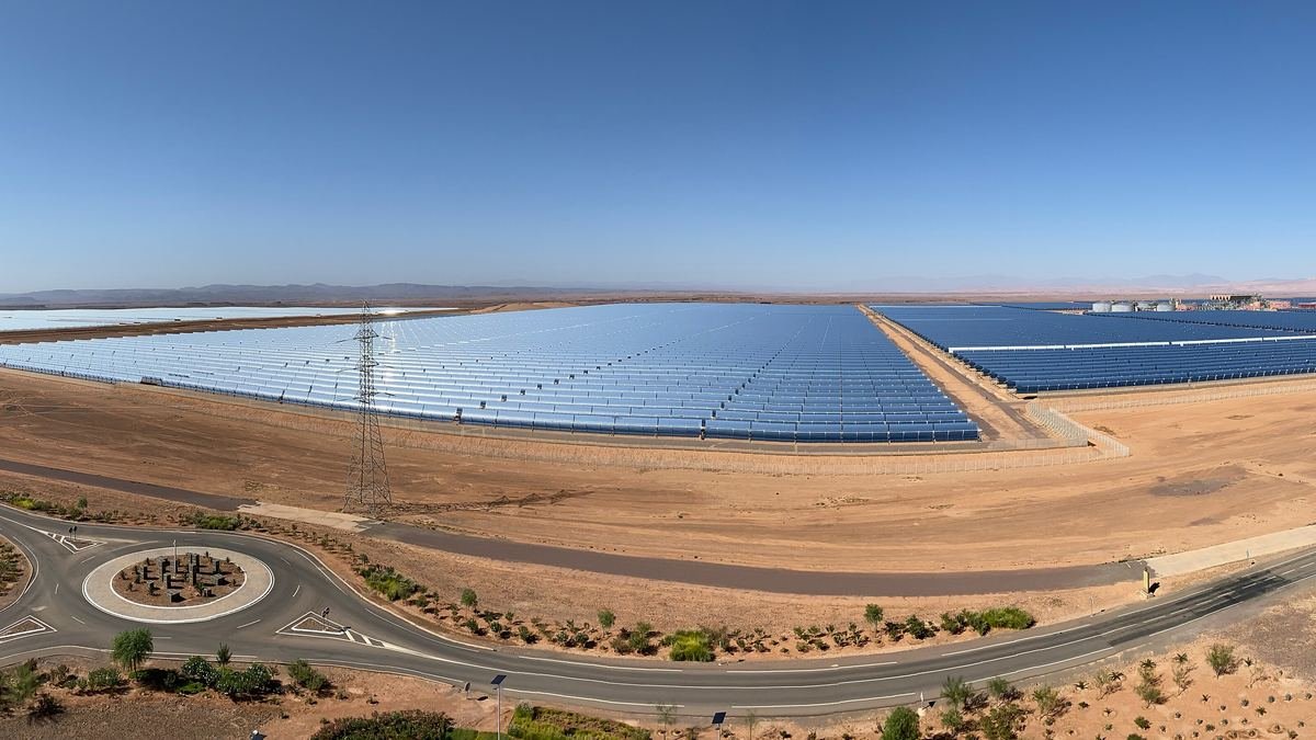 Rangées de miroirs cylindro-paraboliques de Noor I et II dans le désert près de Ouarzazate