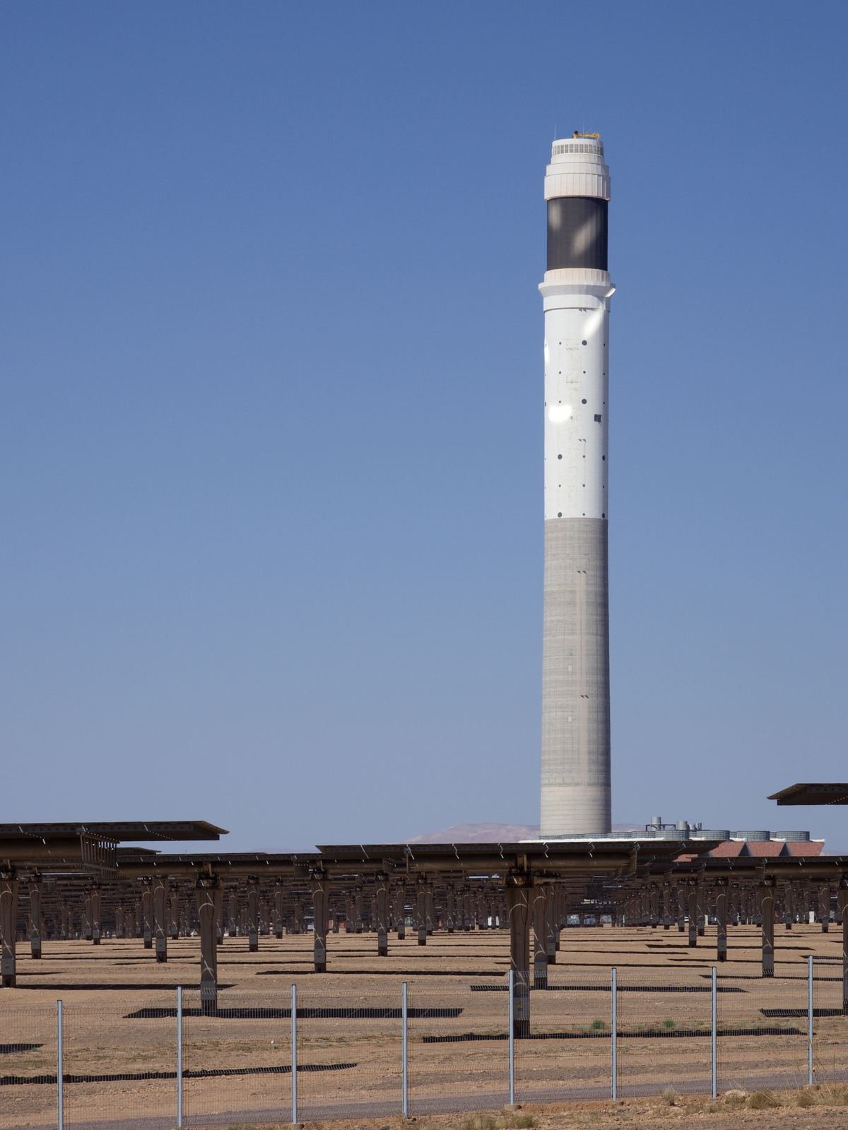 La tour réceptrice de Noor III au-dessus des rangées d'héliostats près de Ouarzazate