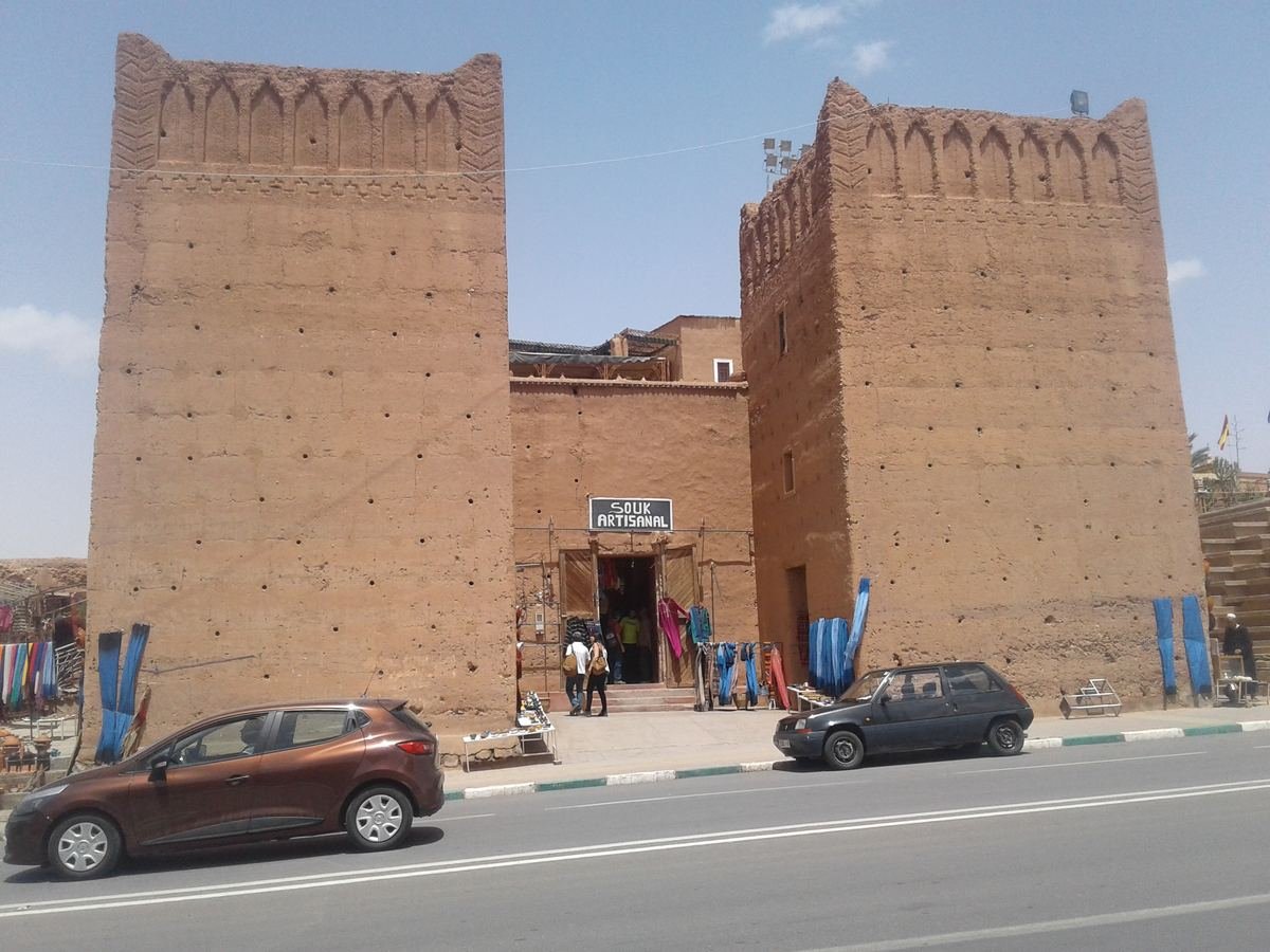 L'entrée du souk artisanal, un bâtiment en terre à deux tours face à la kasbah Taourirt à Ouarzazate