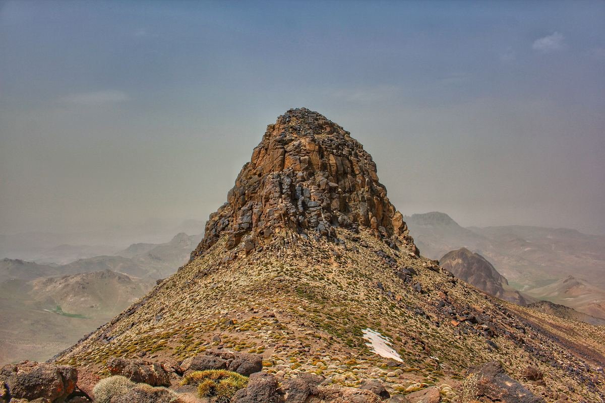 Le sommet volcanique du Jbel Siroua dans l'Anti-Atlas, pays des moutons dont la laine sert aux tapis de Taznakht
