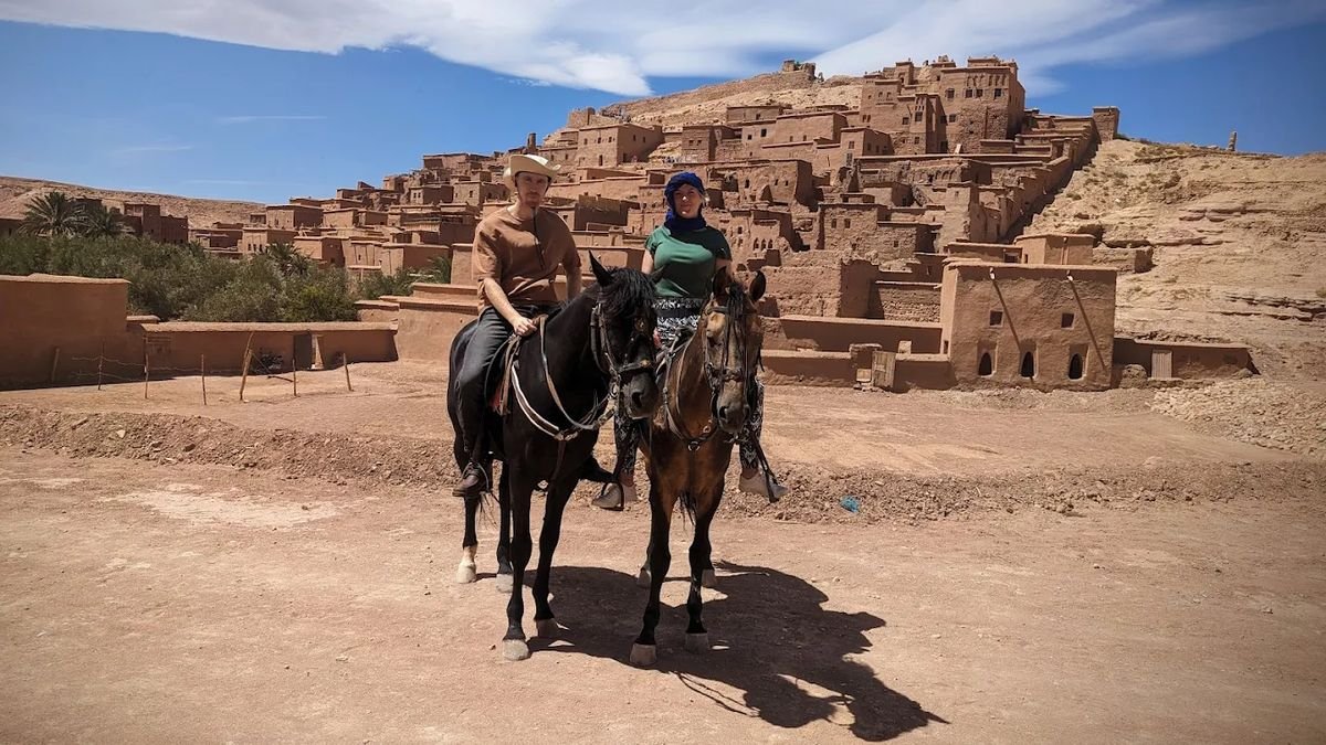 فرسان يعبرون الصحراء أسفل قصبة