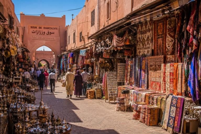 زرابي ومصنوعات تقليدية في سوق بالجنوب المغربي